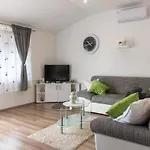 Daire 1 Bedroom Beautiful In Pavicini